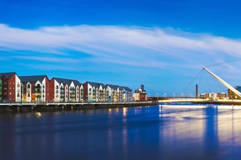 Luxury Riverfront Apartment Newport  Buitenkant foto