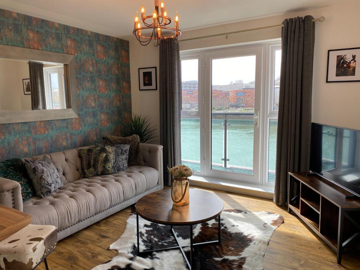 Luxury Riverfront Apartment Newport  Buitenkant foto
